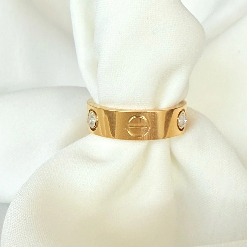 Love Design Ring with Zirconia | 18K Gold Plated | Elegant Jewelry